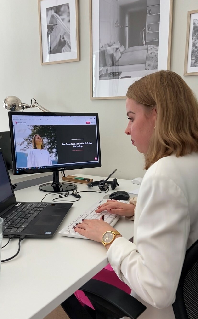 Online Birds Mitarbeiterin arbeitet am Schreibtisch im Büro