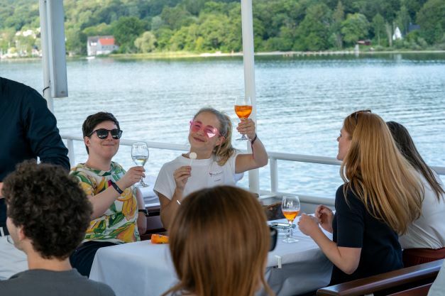 Online Birds Mitarbeitende beim trinken auf einem Schiff