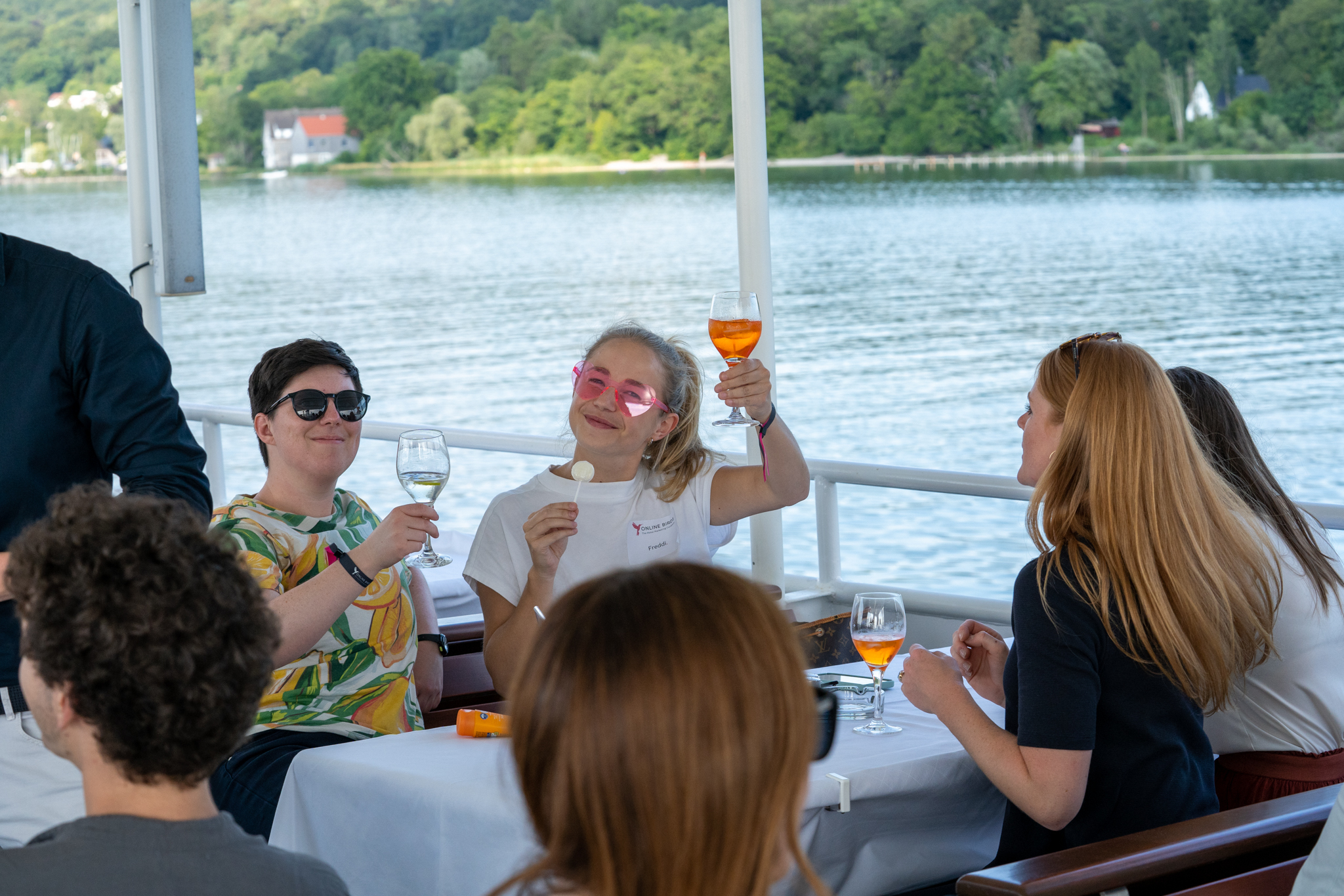 Online Birds Mitarbeiter:innen beim Trinken auf einem Schiff