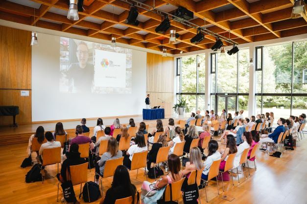 Online Birds Mitarbeitende lauschen dem Vortrag von André Meier in einem großen, hellem Raum