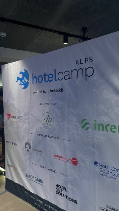 Wand mit den Logos aller Partner des hotelcamp ALPS