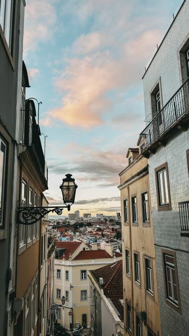 Ausblick auf eine Altstadt bei Abenddämmerung