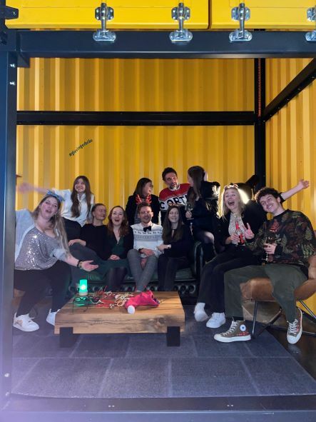 Lustiges Teamfoto bei der Weihnachtsfeier der Berliner Online Birds Mitarbeiter:innen