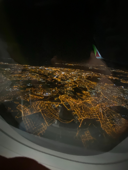 Beleuchtete Stadt Lissabon aus einem Flugzeugfenster fotografiert