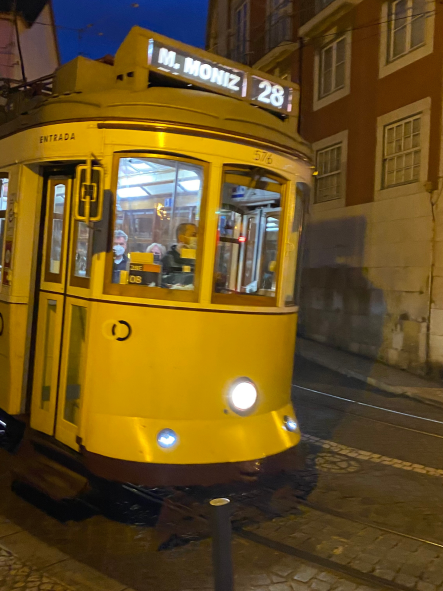 Gelbe Straßenbahn in Lissabon