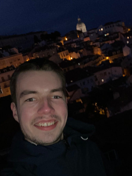 Selfie von einem Online Birds Mitarbeiter in Lissabon bei Nacht