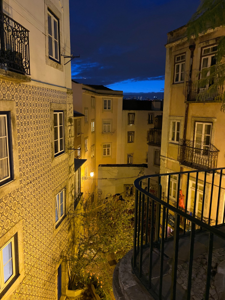 Beleuchtete Gasse bei Nacht in Lissabon
