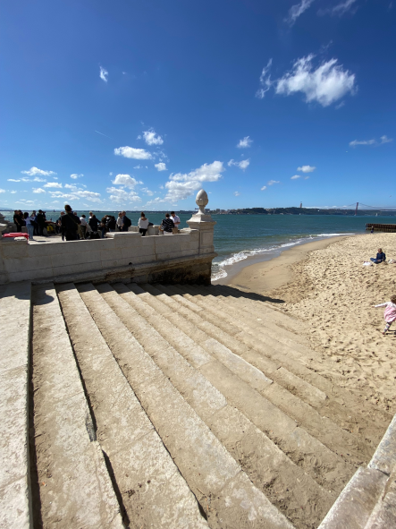 Steinige Treppen die zu einem Sandstrand führen