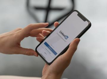 Startseite der LinkedIn App auf einem schwarzen IPhone