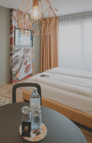 Hotelzimmer mit ausgefallener Tapete an der Wand