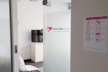 Eingang ins Online Birds Büro mit Aufdruck des Online Birds Logos auf der Tür