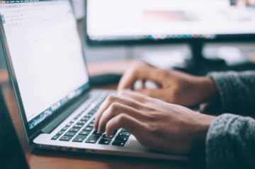 Person, die an ihrem Laptop arbeitet