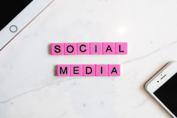 Pinke Bausteine mit einzelnen Buchstaben, die zusammen das Wort Social Media ergeben