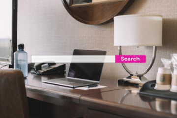 Bild von einer Arbeitsfläche in einem Hotelzimmer in dem eine Suchleiste eingefügt wurde