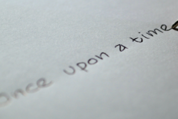 Zettel auf dem "once upon a time" geschrieben wurde