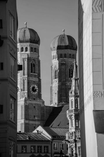 Die Türme der Frauenkirche in München in schwarz weiß