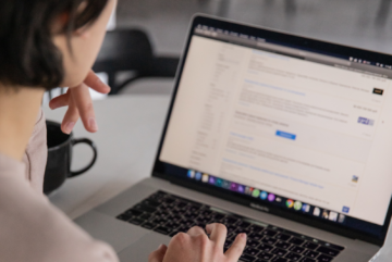 Frau recherchiert an ihrem Laptop