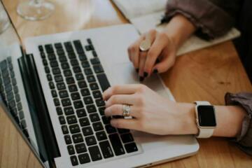 Frau, die an ihrem Laptop arbeitet