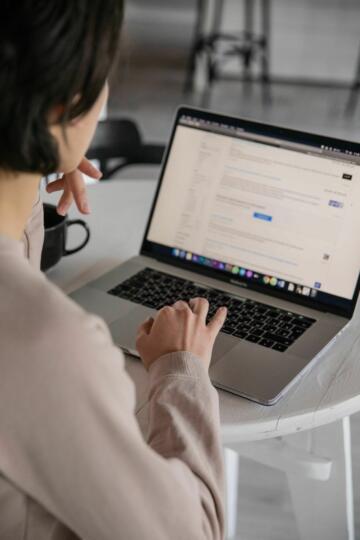 Frau die am Laptop recherchiert