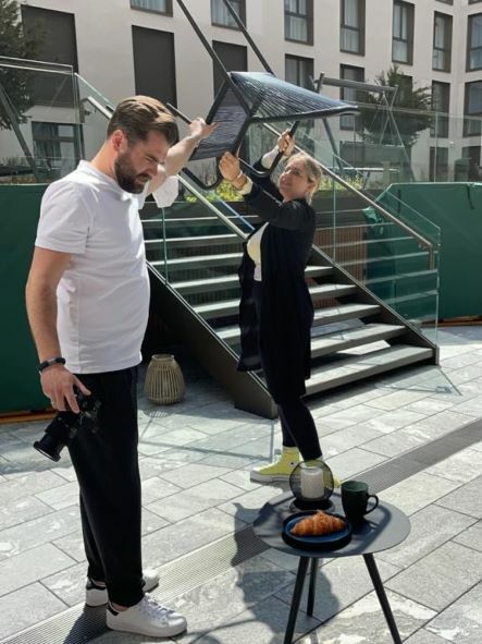 Zwei Online Birds Mitarbeitende die versuchen das perfekten Licht für ihr Foto zu bekommen