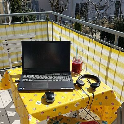 Homeoffice auf dem sonnigen Balkon