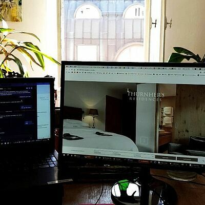 Computerbildschirm  der die Website unseres Kunden Thurnhers Residence zeigt