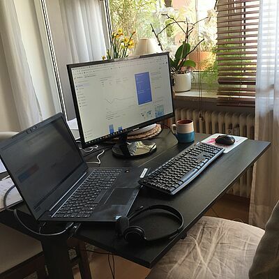 Homeoffice Ausstattung an einem schwarzen kleinen Tisch