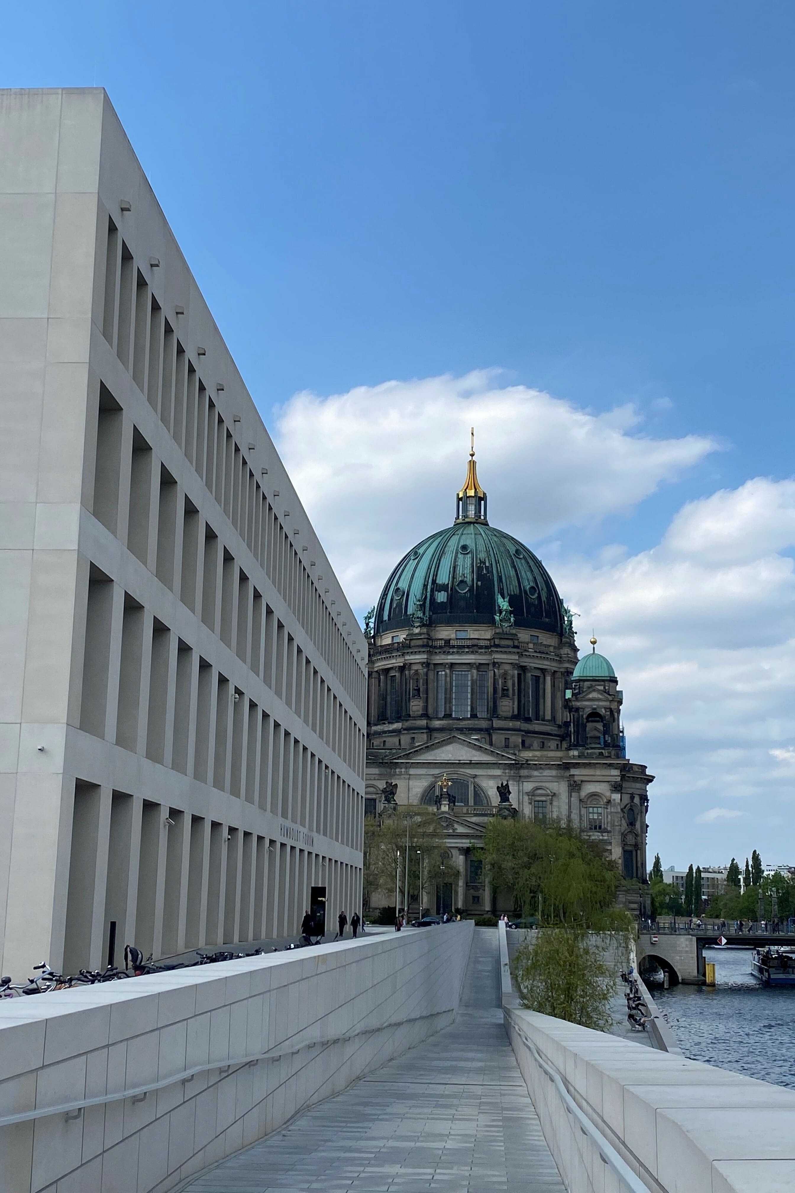 Berliner Dom hinter dem Humboldt Forum